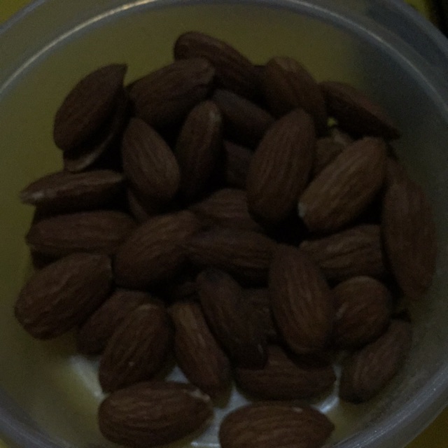 

Kacang almond kupas