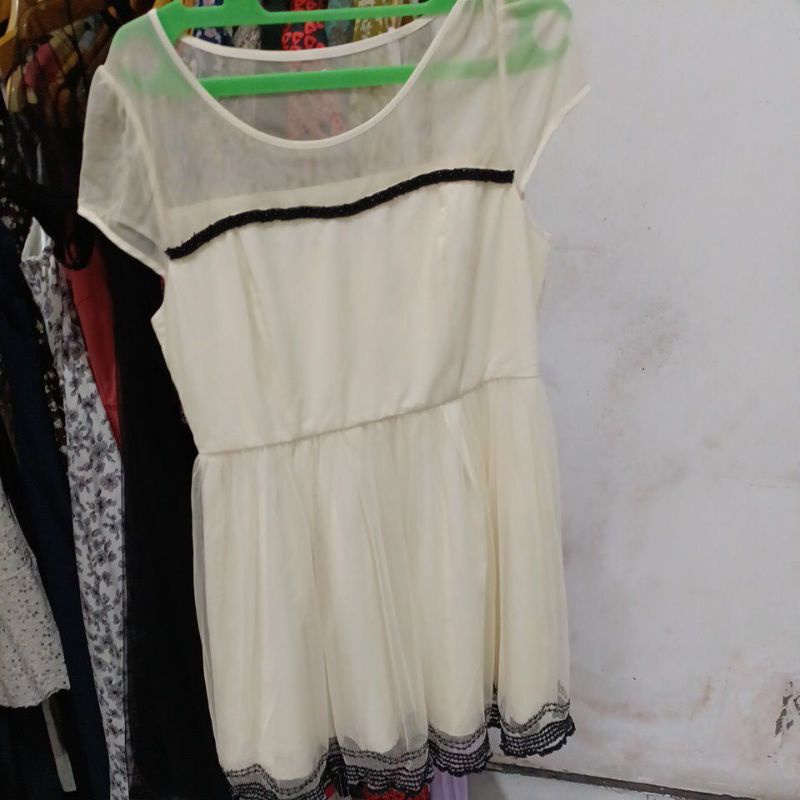 Dress mini putih hitam tile