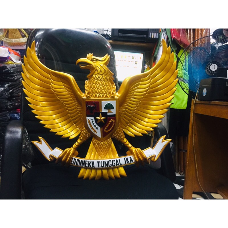 Lambang Garuda patung lambang garuda pancasila bahan fiber 70 cm