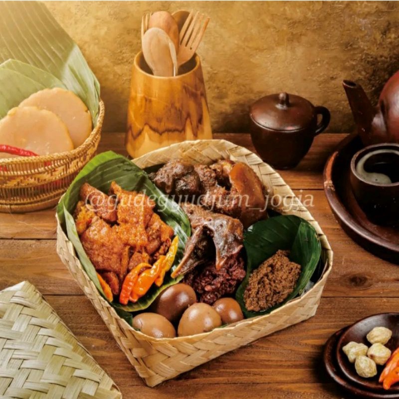 

BONUS TAHU! Gudeg Besek YU DJUM Fresh Vaccum (dada/paha atas, sayap/ati, kepala, telur 4, gudeg, krecek) Oleh-oleh / makanan Khas Jogja