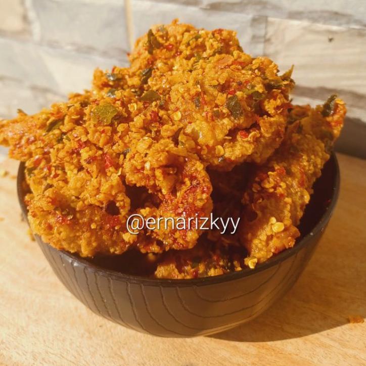 

❋ KULIT AYAM CRISPY PEDAS DAUN JRUK [50 gr ] BUMBU REMPAH ASLI/halal ❋