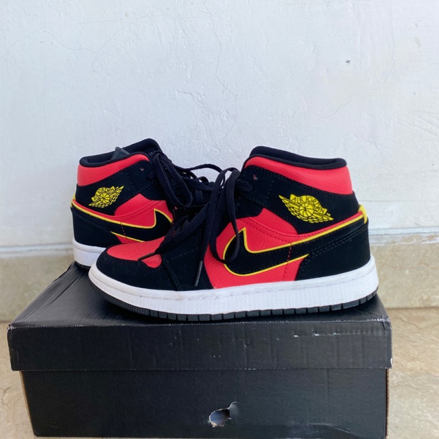 Air Jordan 1 mid black hot punch