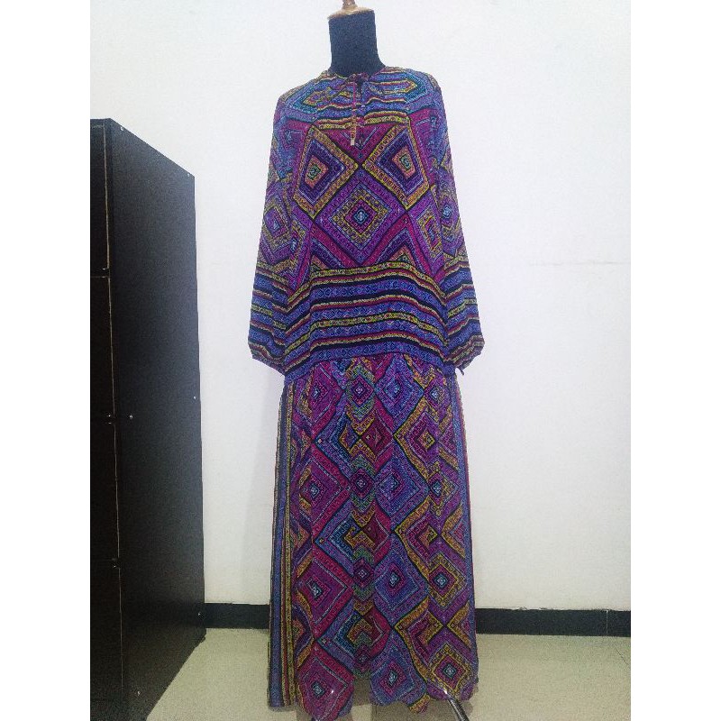 Gamis Kamila by Itang Yunasz (abstrak)