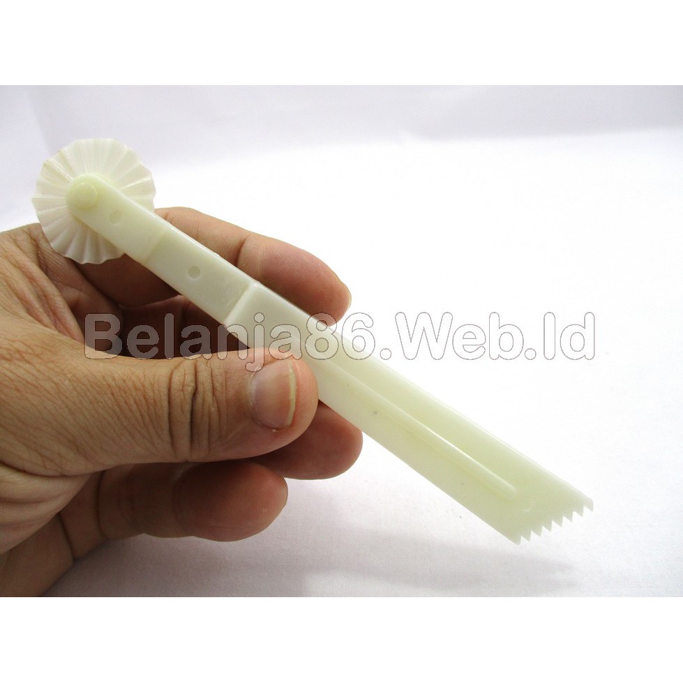 

1 Pcs Jepit Plastik Bunga Nastar with Roll Cutter - Lokal