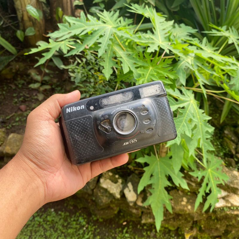 Kamera Analog Jadul Vintage Film Kodak Untested Pajangan Display Part Utuh Mulus Gambling Fujifilm Dl-100 Chic Dl-10Flezz Axion Axxi Zo Vio Zipp Xpose Canon Prima Bf Minolta Olympus Kyocera Yashica National Nikon Ricoh Gambling Kanibal Part Utuh-Nikon AW35
