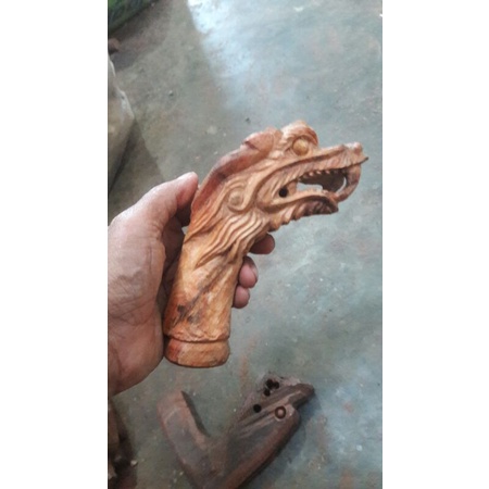 deder gagang kayu agathis ukir naga lion