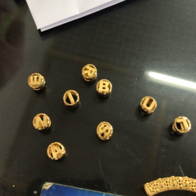 Liontin emas asli huruf kadar 375