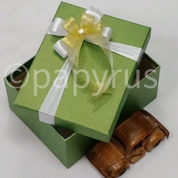 

Papyrus 15x20 tinggi 10cm Kotak Kado Gift Box Hadiah
