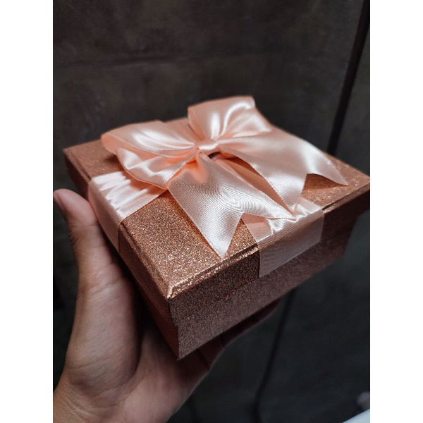 Kotak Hadiah Kado Spesial Glitter Rose Gold Free Pita menempel pada tutup