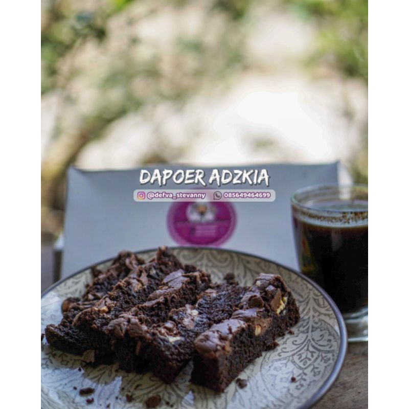 

brownies panggang fudgy, varian toping dan original, bisa kirim kirim ok, murah enak.