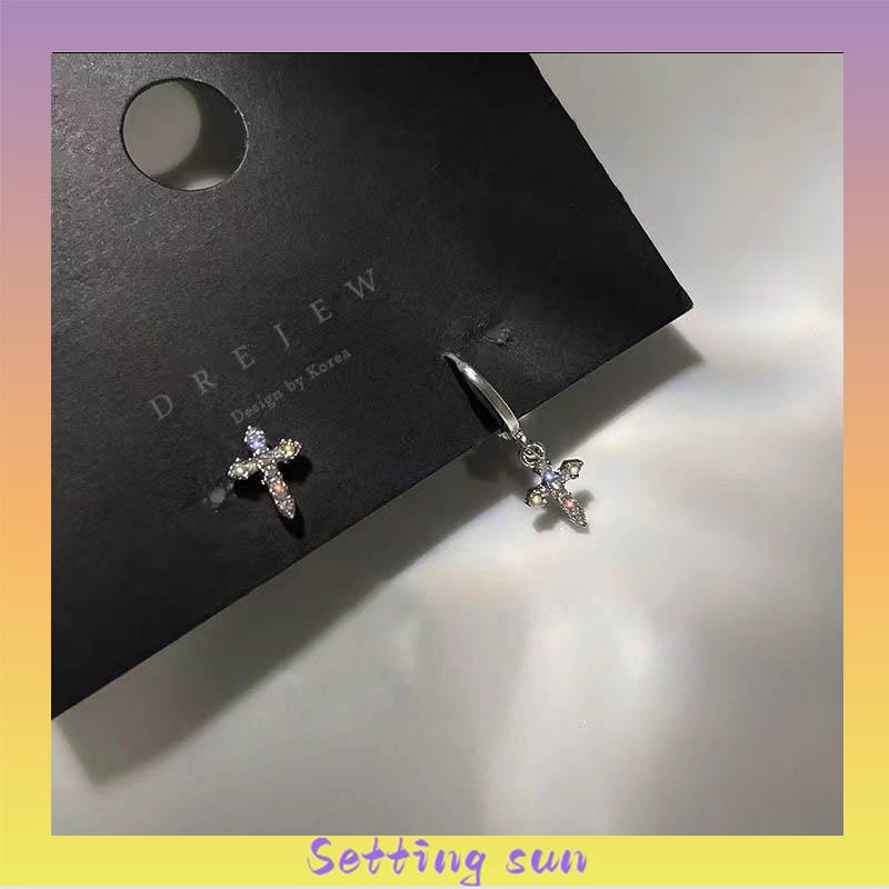 Anting Stud Asimetris Desain Salib Aksen Berlian Kilau TN