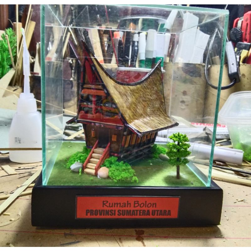 Miniatur Rumah Adat Bolon - Batak.  Sumatera Utara