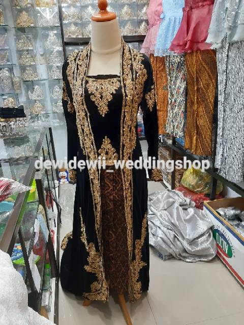 Baju bludru Pengantin Putri, ekor panjang