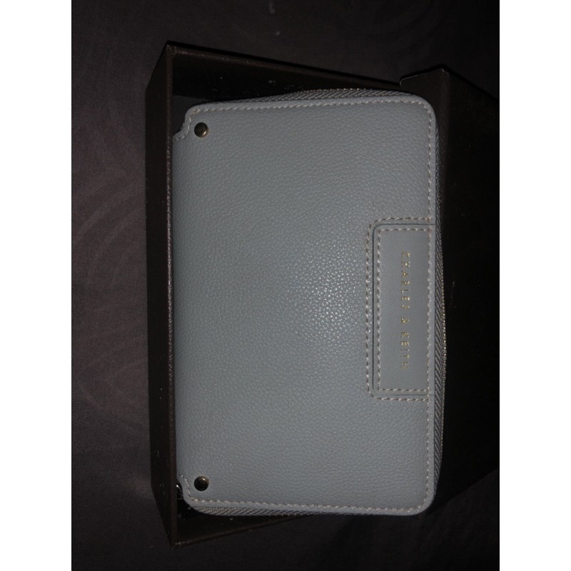 dompet Charles and Keith