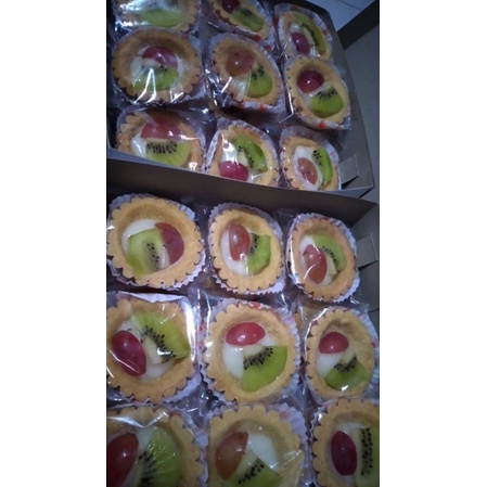 

KUE PIE BUAH DENGAN ISIAN TOPING BUAH SEGAR