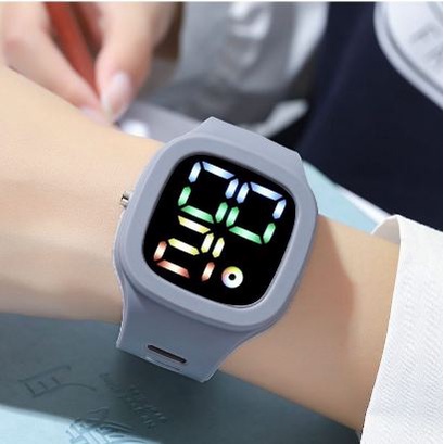 Jam Tangan Digital Wanita Pria Tahan Air Fashion Watch LED Tampilan Layar Besar Dengan Font Warna-warni M139