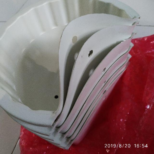 Pot Bunga Tembok Putih 19cm - Putih