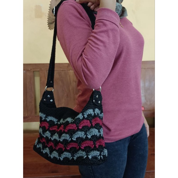 tas rajut selempang wanita motif kerang hitam abu merah