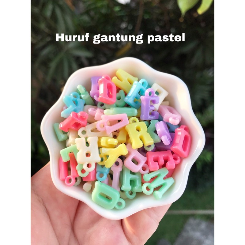 20gr [+/-80pcs] Manik huruf gantung pastel clear bening