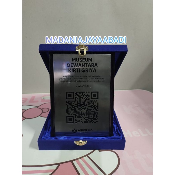 

plakat kayu plus logam