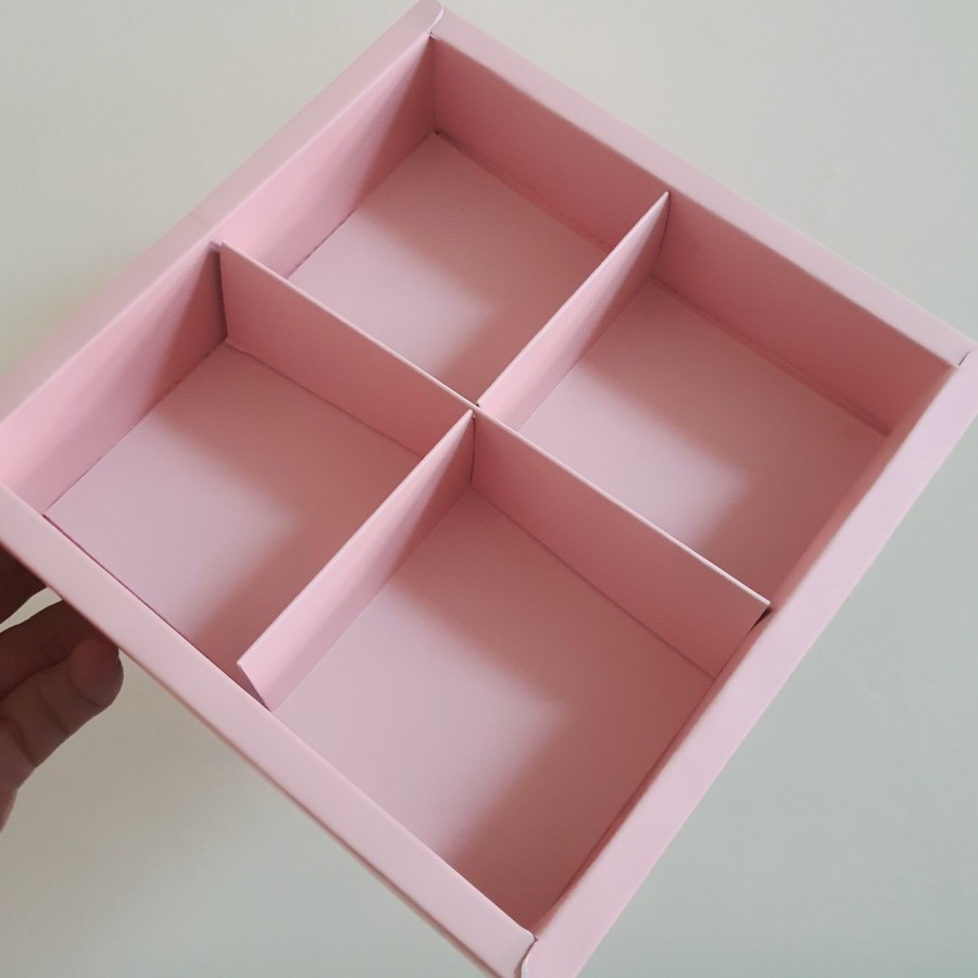 

( 5 Pcs ) Box Mika Polos Sekat 4 Kotak Packaging Hampers Nastar Eggtart Pie Kardus Parcel Mooncake 100 g Warna Pink