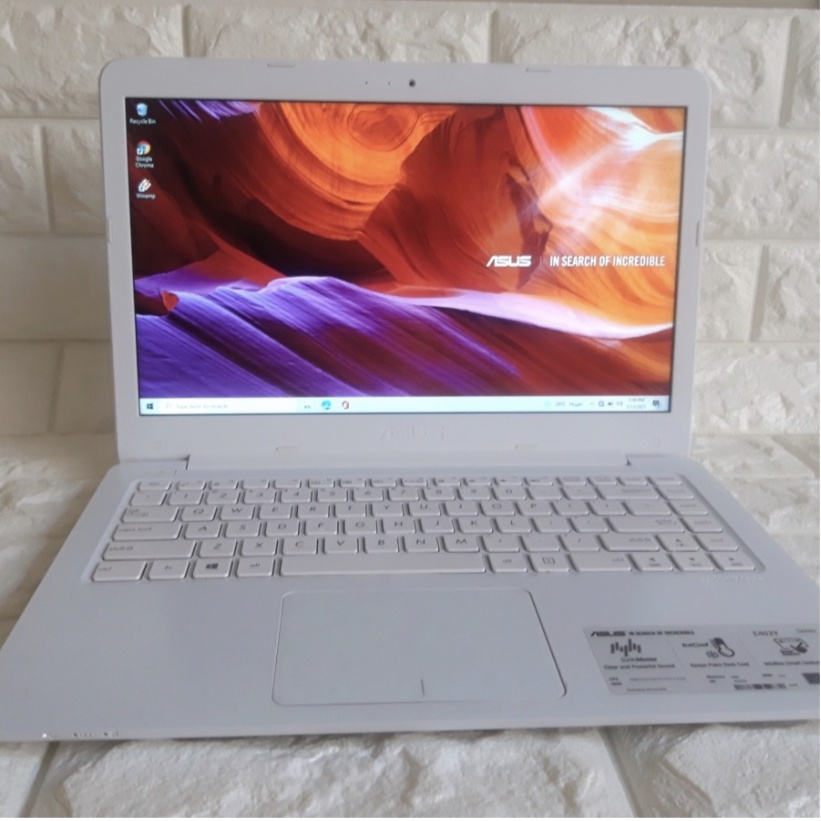 Laptop Asus E402Y Amd E2-7015 Dual core 1.50GHz Ram 4GB SSD 256GB Putih