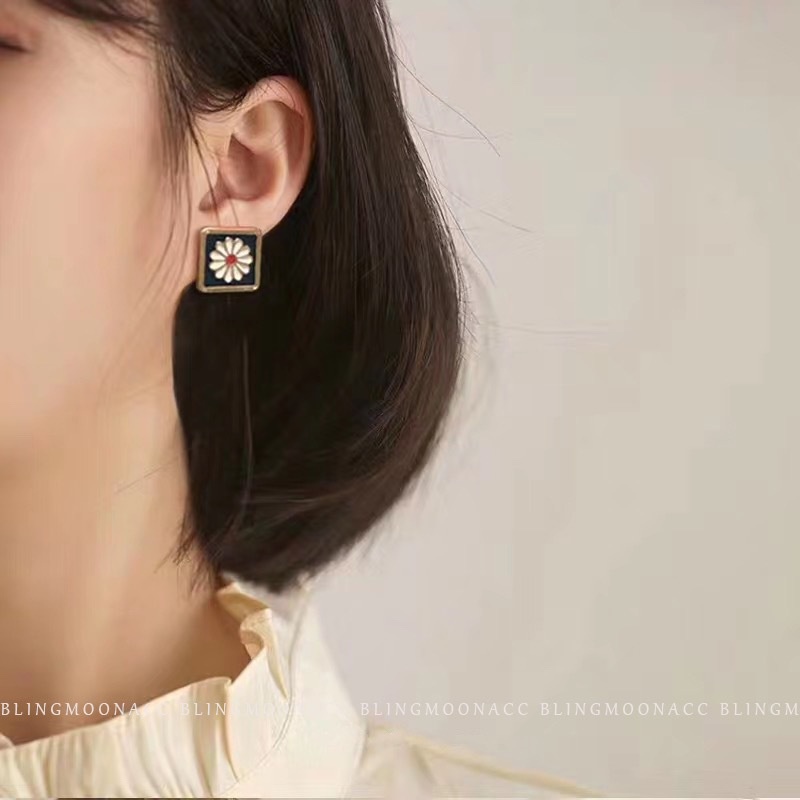 Anting Stud Desain Daisy Gaya Vintage Untuk Aksesoris (Takota 045)