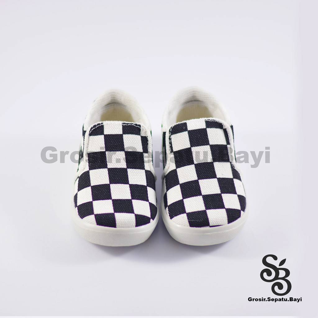 sepatu anak slip on motif catur murah