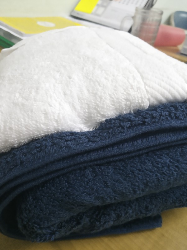 Rc Handuk Sport Chalmer Warna Putih Dan Biru Grade B No Label