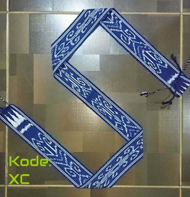 Ikat kepala tenun etnik motif kalimantan