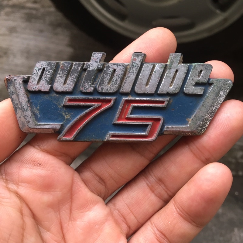 Emblem Tutup Box aki Yamaha V75 Autolube 75