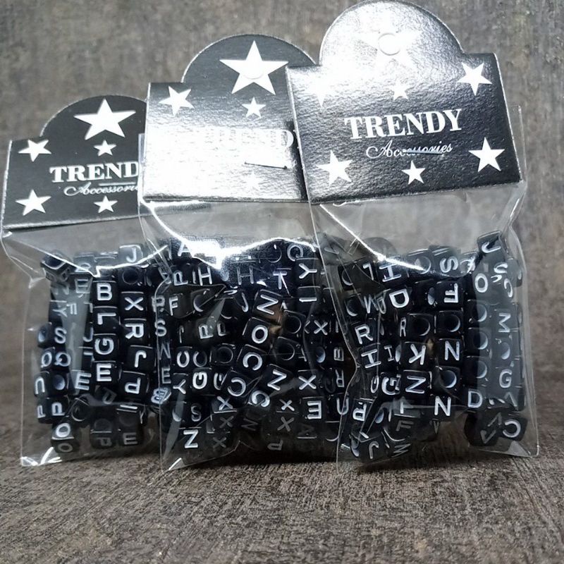 100Pcs / Pack 6*6Mm Hitam Kubus Manik A-Z