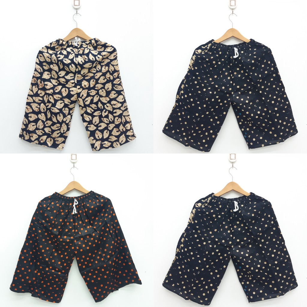 Celana tidur pendek bawah lutut motif daun sobek material Celana tidur pendek bawah lutut motif daun sobek material