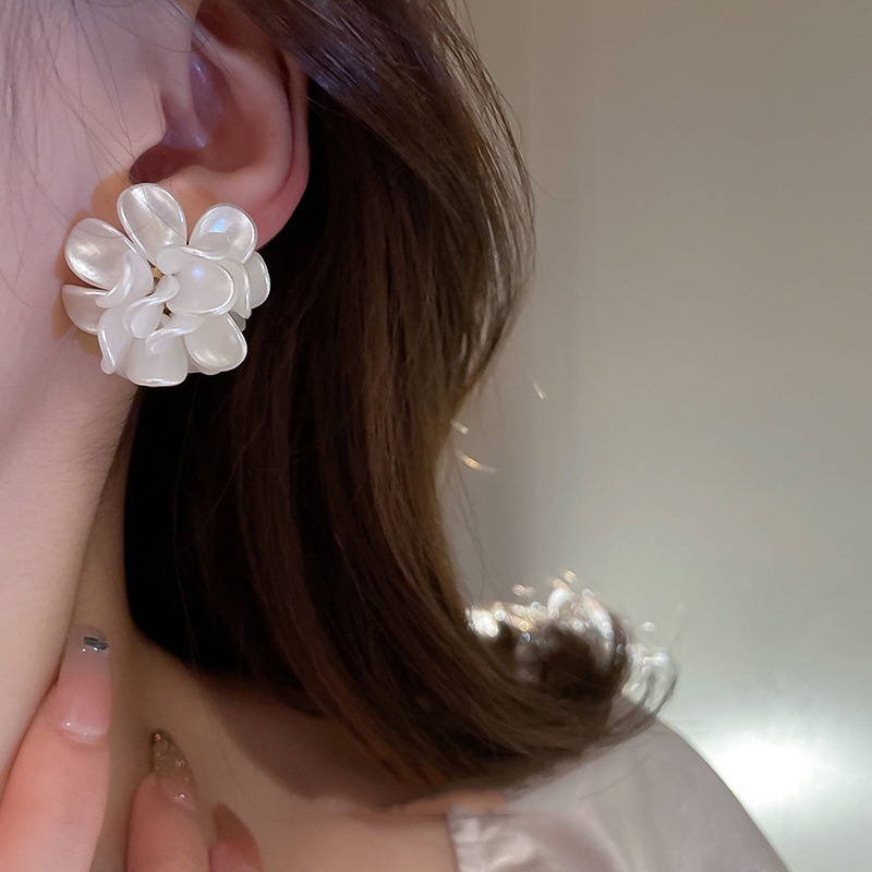 Anting Tusuk Motif Bunga Putih Ala Korea Untuk Wanita