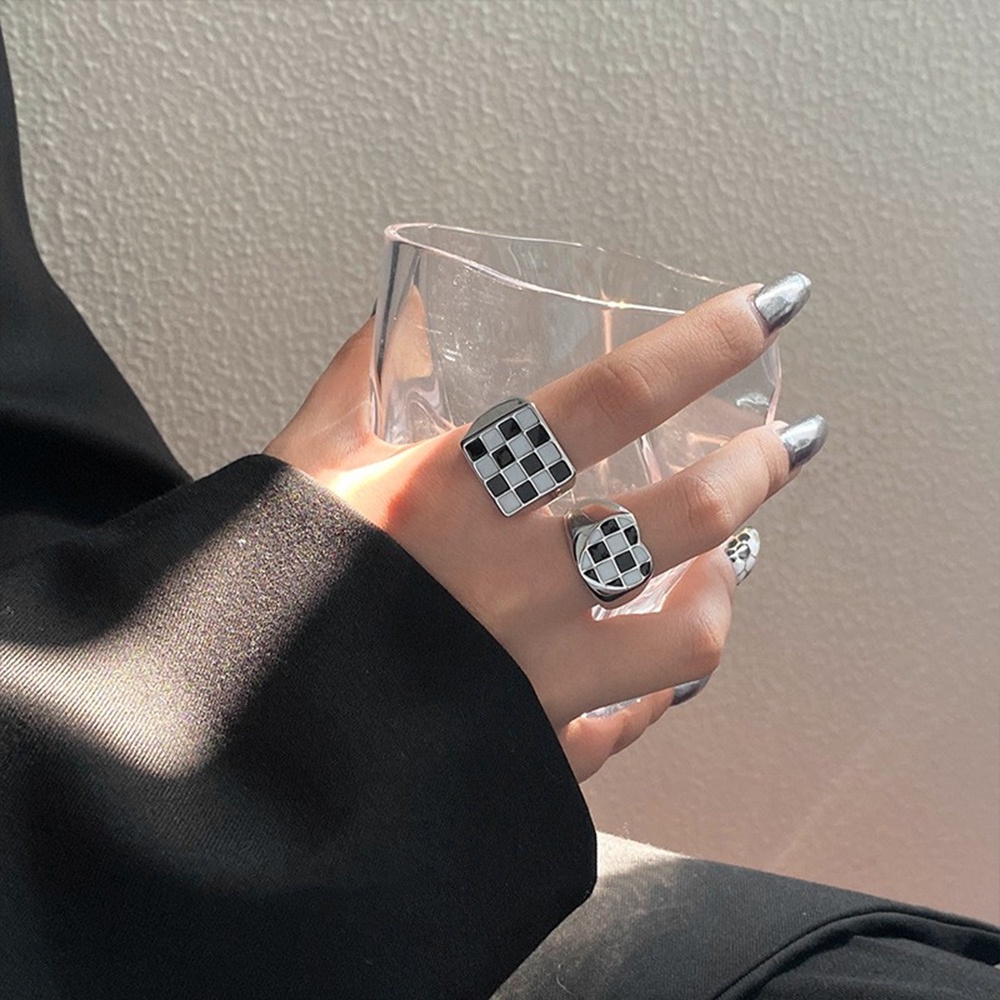 1pc Cincin Jari Telunjuk Adjustable Desain Hati Kotak Motif Kotak-Kotak Hitam Putih Untuk Wanita