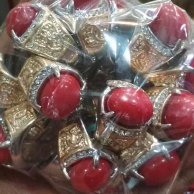 Batu cincin merah delima