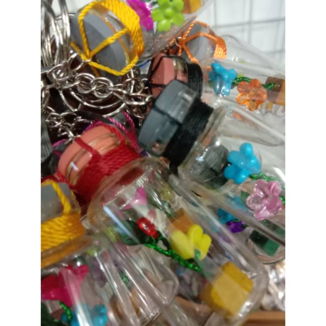 Gantungan kunci bunga dalam botol