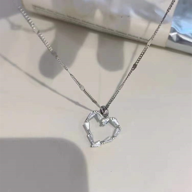 Kalung Rantai Bandul Hati Bahan Alloy Warna Silver Hias Berlian Imitasi Untuk Wanita