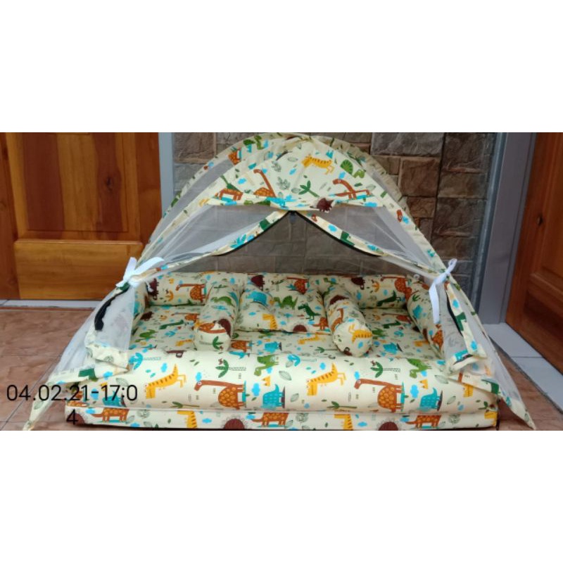 KASUR BAYI KELAMBU TENDA TERPISAH DINO CREAM + BANTAL MAHKOTA + TAS MIKA
