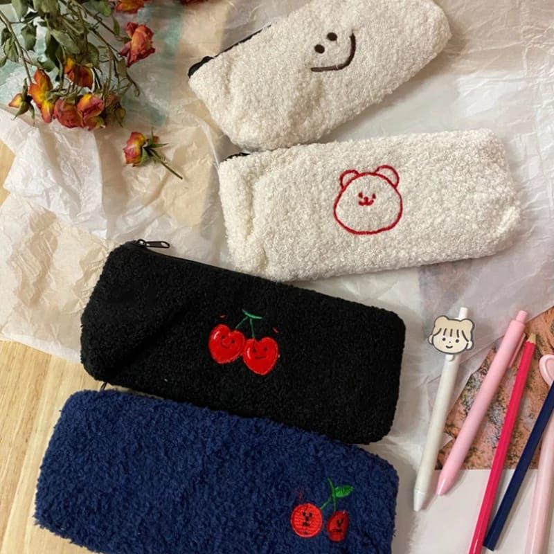 

Kotak Pensil Bulu Korea Minimalis Fur Pencil Case Aesthetic Korea