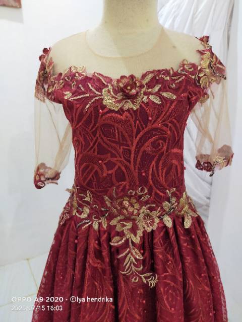Gaun pesta tile akar maroon