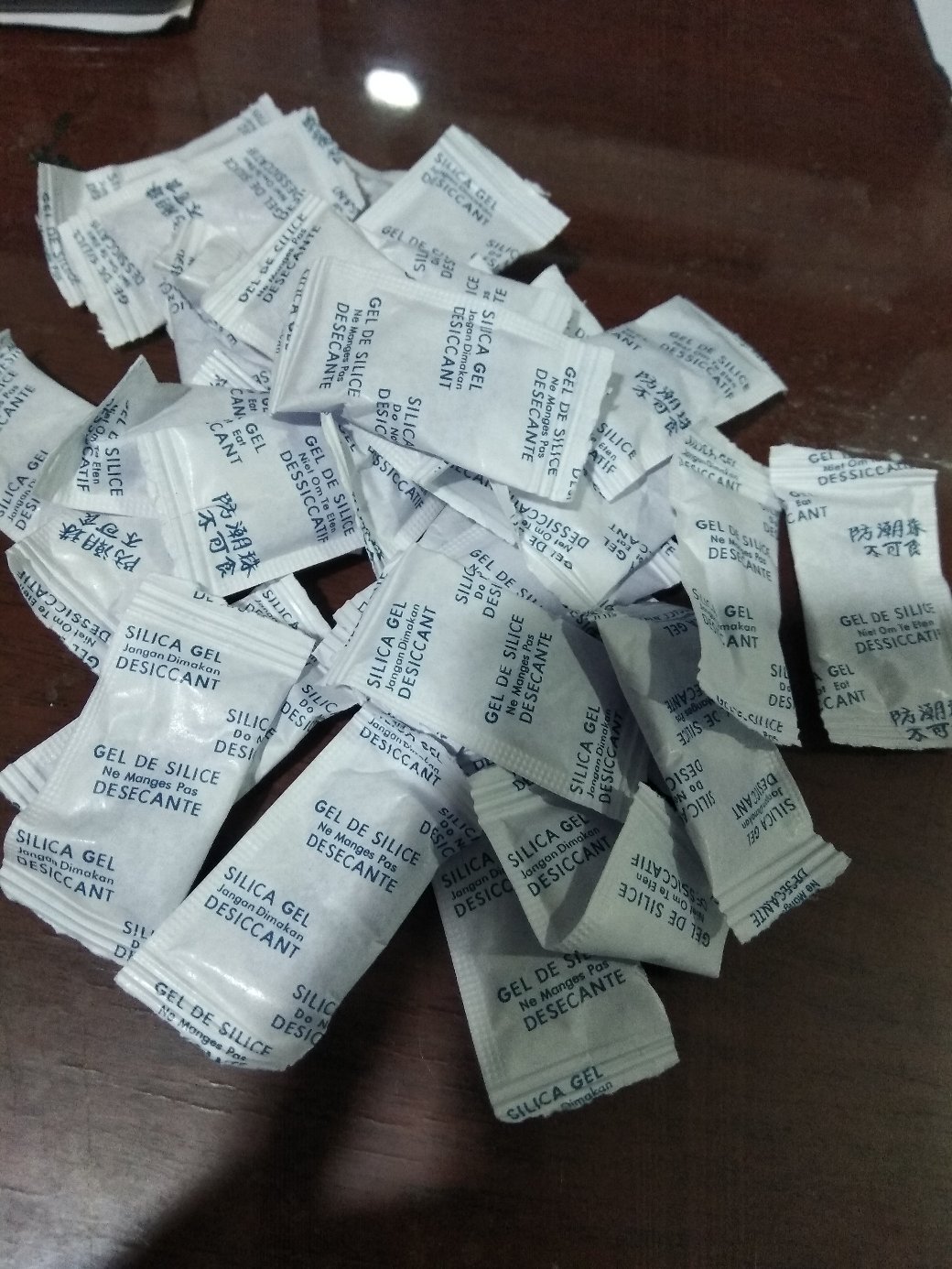 Silica Gel Kemasan 1pcs Penyerap Lembab Dan Bau Agar Sepatu, Topi, Tas, Baju Dll Tetap Aman
