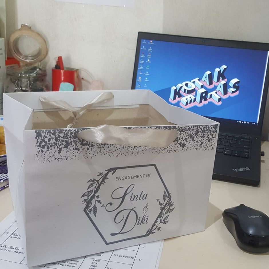

Paperbag Kraft Putih Ukuran P22 L22 T20