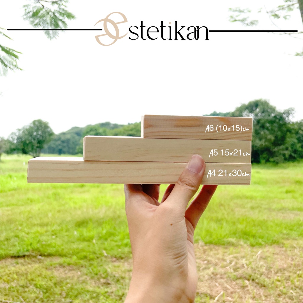 

Wood Stand Akrilik Coklat Muda | Standar untuk Akrilik 2mm