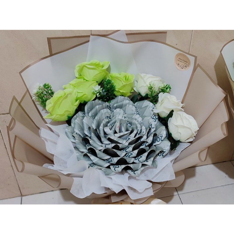 Hand Bouquet rose money