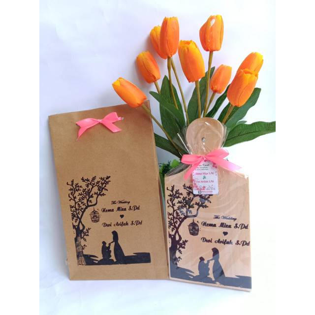 

SOVENIR TELNAN PLUS PAPERBAG SIZE 10x20 CUSTOM DESAIN DAN TALI UNTUK PAPERBAGNYA