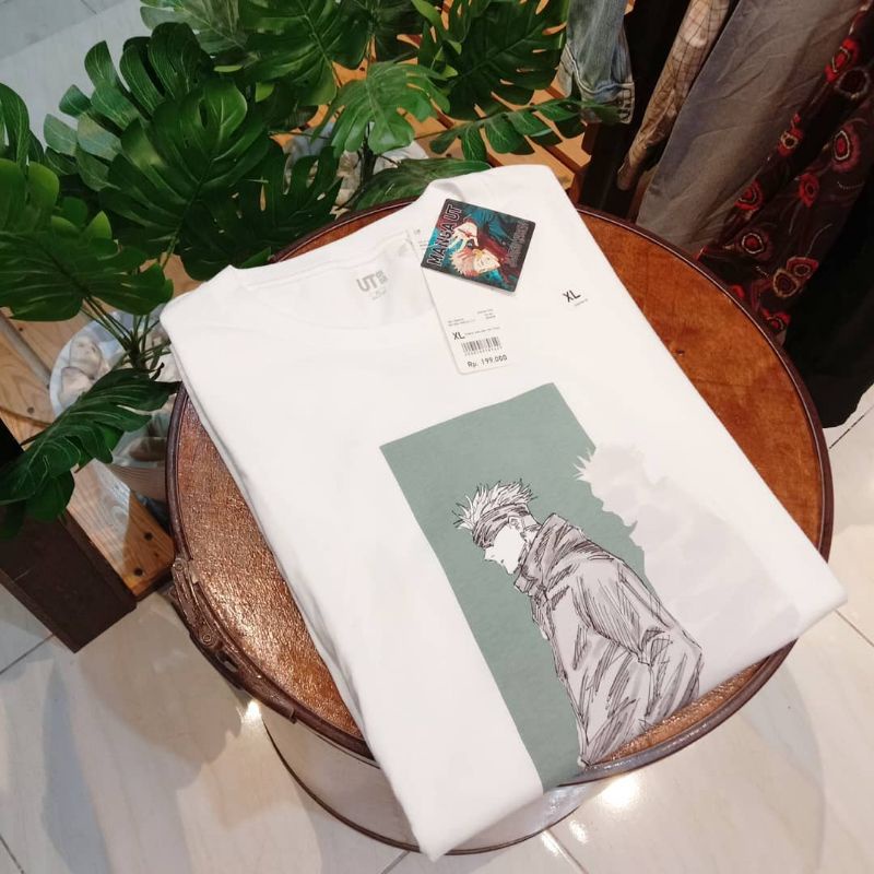 KAOS UT UNIQLO X JUJUTSU KAISEN - GOJOU SATORU MIROR 1:1 ORIGINAL