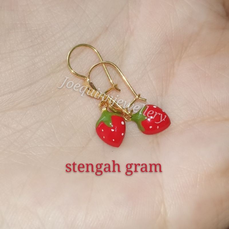 Anting anak stroberi gantung emas muda