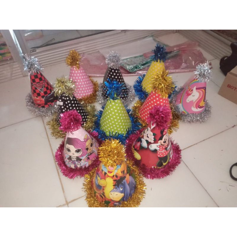 Topi Kerucut Ulang Tahun