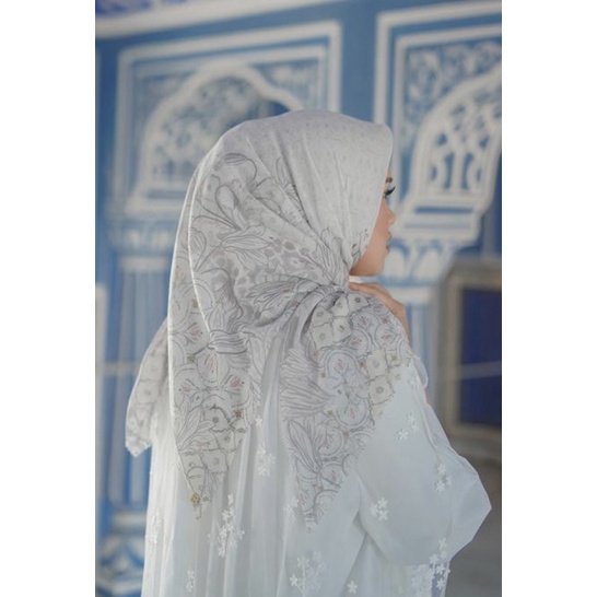 Preloved Buttonscarves Maharani White